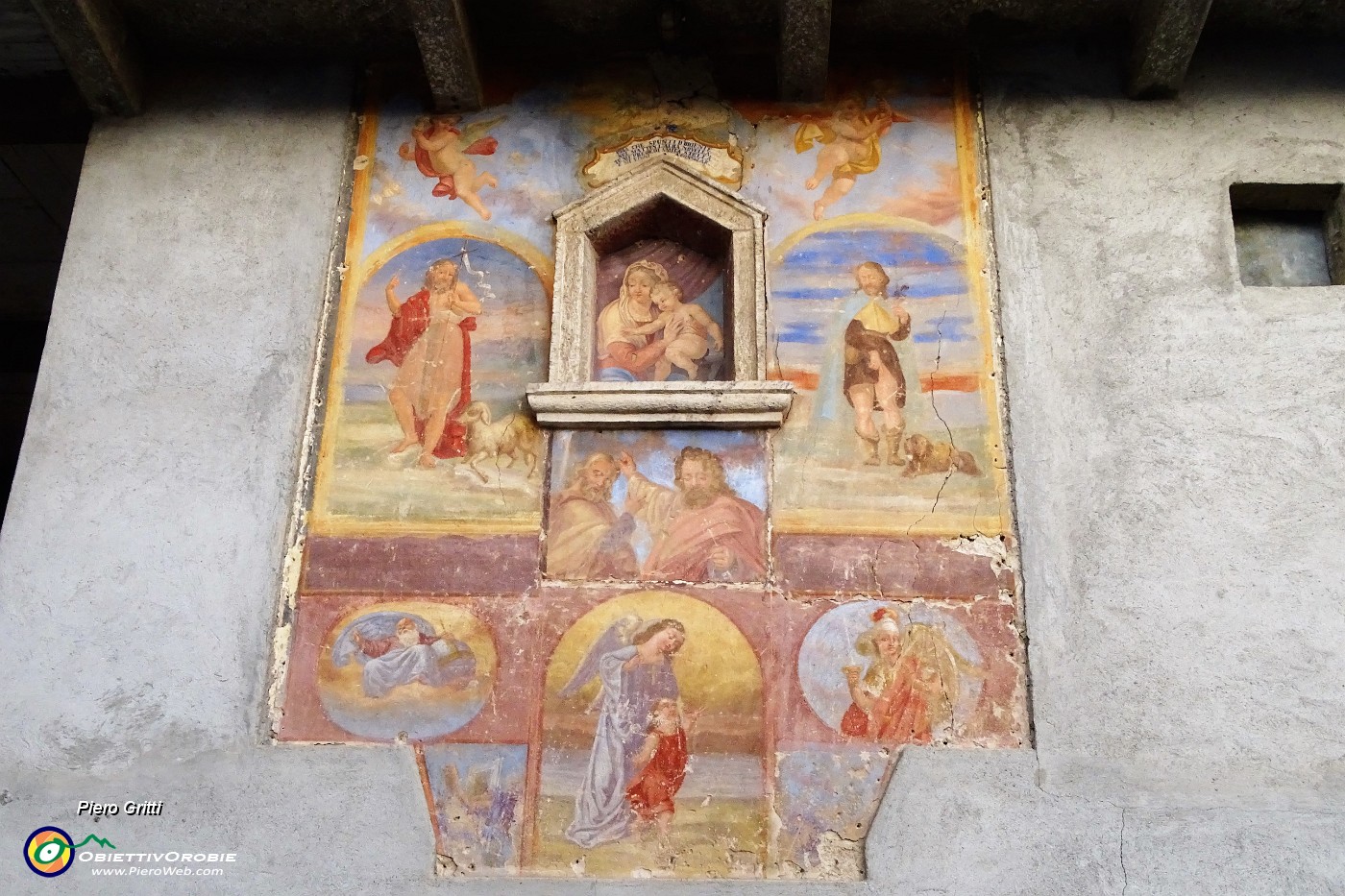 92 Affresco di A. Sibella con edicola della Madonna col Bambino .JPG